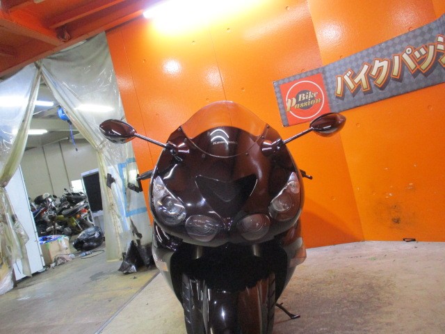 フロントから見てもこの通り状態グッド！！カラーも人気の高いエボニーカラー！通販も勿論大大歓迎の一台！